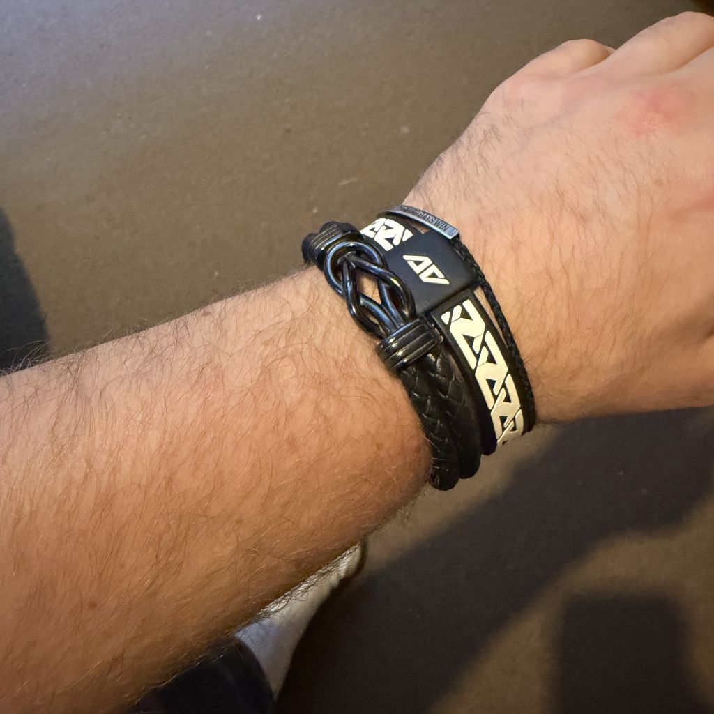 Golf coach Ben Davies wearing the AV Edge Legend White/Black frequency wristband, demonstrating how the HEF Technology might support mental focus, green-reading clarity, and balance during instructional sessions, providing a non-invasive tool for peak coaching concentration.